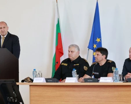 Радев поиска от полицаите да изглеждат добре и да говорят английски