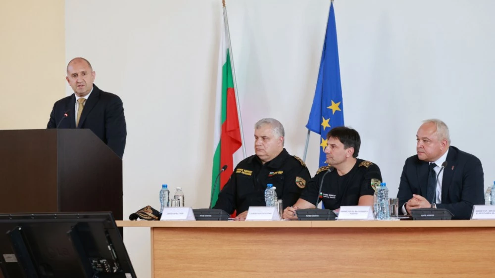 Радев поиска от полицаите да изглеждат добре и да говорят английски