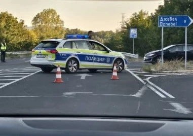 Катастрофа с двама мотористи затвори пътя за „Маказа