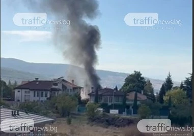 Пожарът в Марково тръгнал от гараж, 4 екипа гасят пламъците ВИДЕО