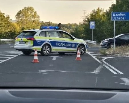 Катастрофа с двама мотористи затвори пътя за „Маказа