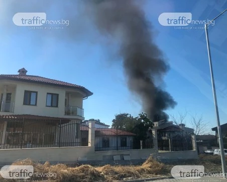Къща в Марково избухна в пламъци, огнеборци са на място