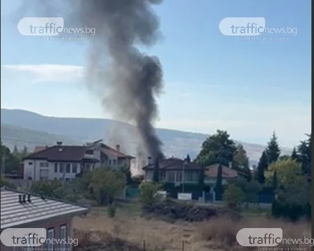 Пожарът в Марково тръгнал от гараж, 4 екипа гасят пламъците ВИДЕО