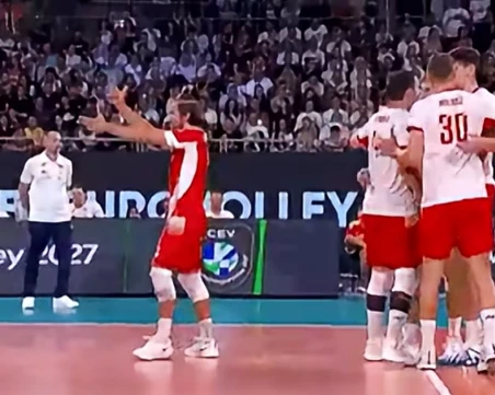 Жестът на Алекс ли? Вижте какво прави полското либеро