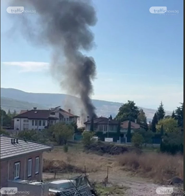 Пожарът в Марково тръгнал от гараж, 4 екипа гасят пламъците ВИДЕО