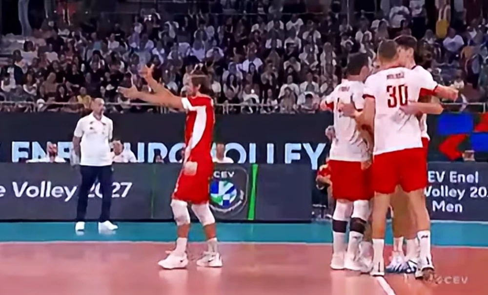 Жестът на Алекс ли? Вижте какво прави полското либеро