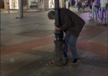 Мъж в неадекватно състояние втрещи пловдивчани в центъра на града