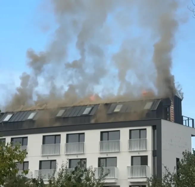 Запали се сграда в София СНИМКИ
