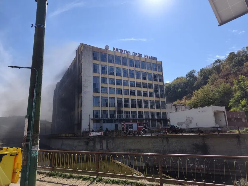 Пожар пламна в завод в Габрово ВИДЕО
