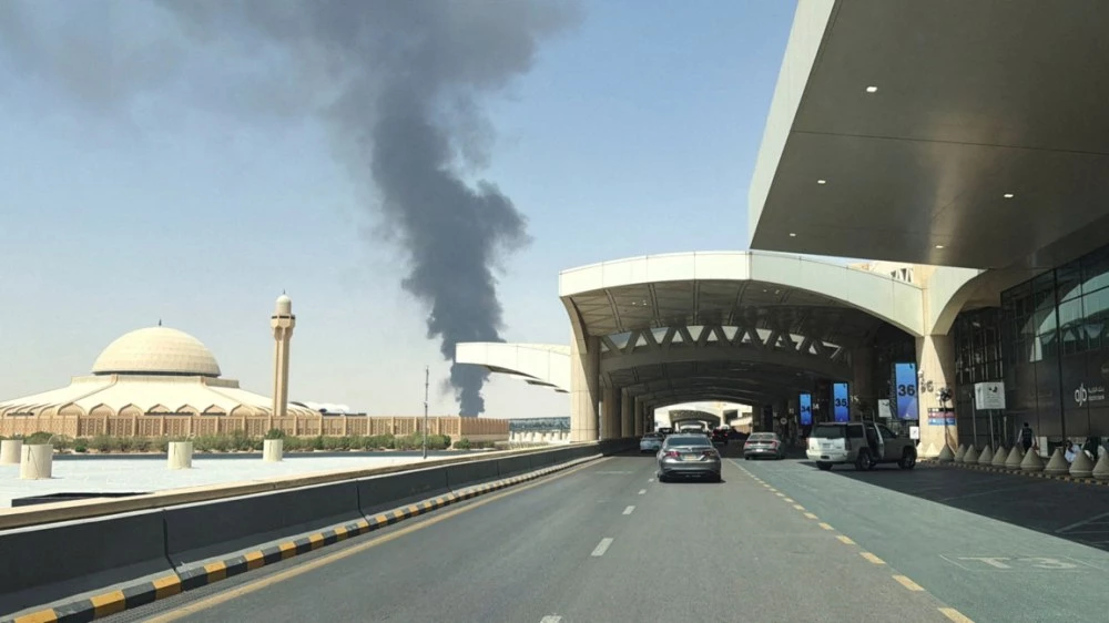 Експлозии и пламъци край летището в Рияд