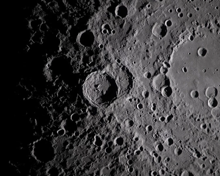 NASA откри гигантски нов кратер на Луната – подобен удар се случва веднъж на век