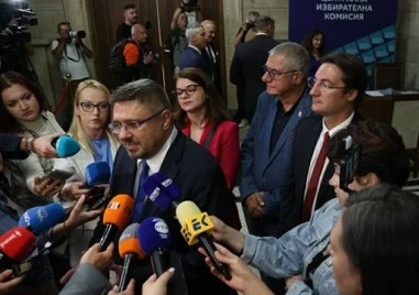Кирил Вълчев се регистрира без Йотова за изборите в ЦИК