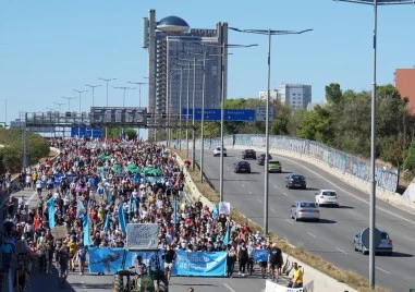 Масов протест в Барселона срещу разширяването на летището
