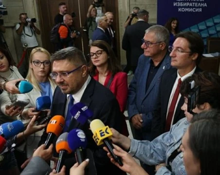 Кирил Вълчев се регистрира без Йотова за изборите в ЦИК