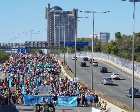Масов протест в Барселона срещу разширяването на летището