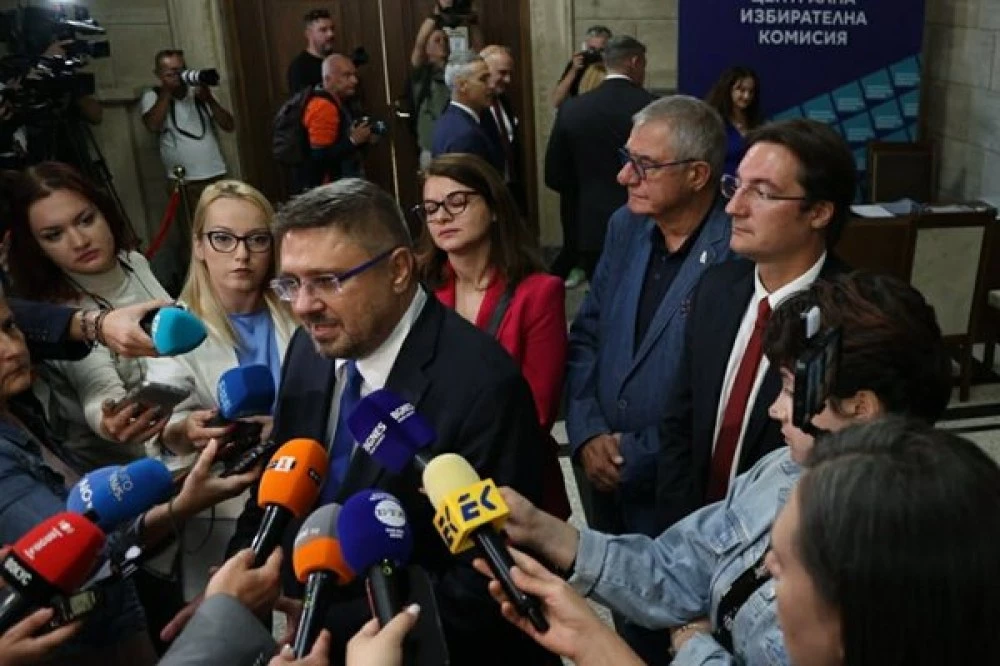 Кирил Вълчев се регистрира без Йотова за изборите в ЦИК