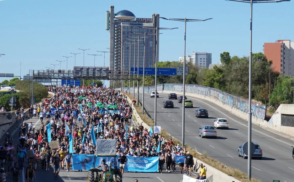 Масов протест в Барселона срещу разширяването на летището