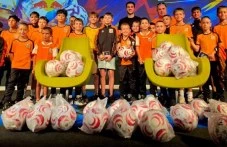 Илия Груев подари 100 топки на деца, трениращи футбол в школа ФК 