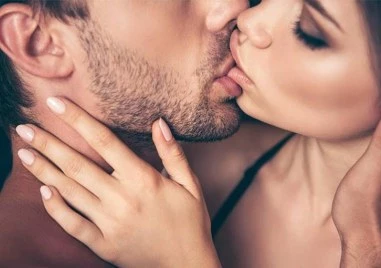 5 неща, които подлудяват мъжа при целуване
