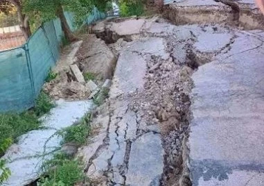 Бедственото положение във Варна: Две семейства са евакуирани, кризисен щаб решава за укрепването на свлачището
