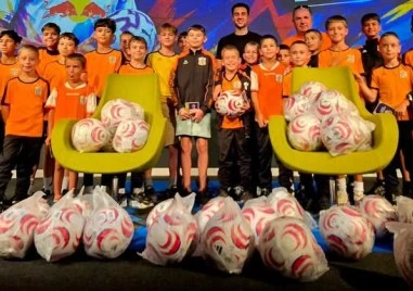 Илия Груев подари 100 топки на деца, трениращи футбол в школа ФК София Спорт”.