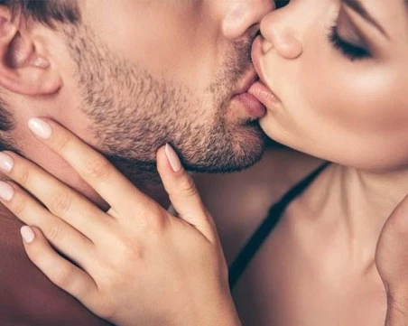 5 неща, които подлудяват мъжа при целуване