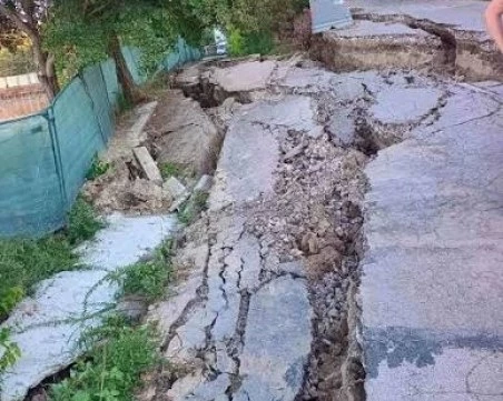 Бедственото положение във Варна: Две семейства са евакуирани, кризисен щаб решава за укрепването на свлачището