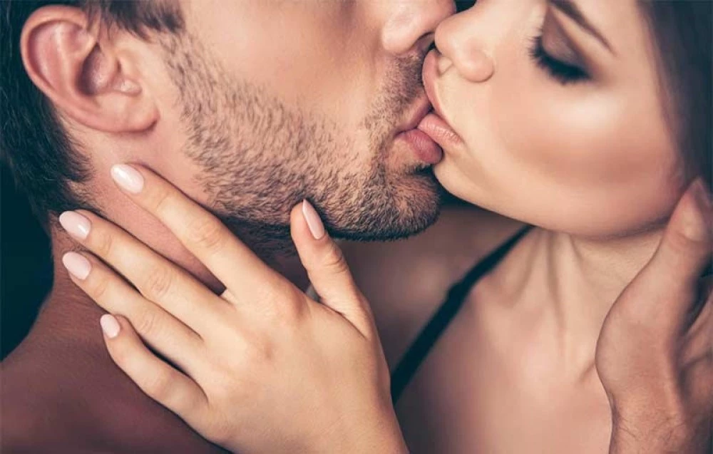 5 неща, които подлудяват мъжа при целуване