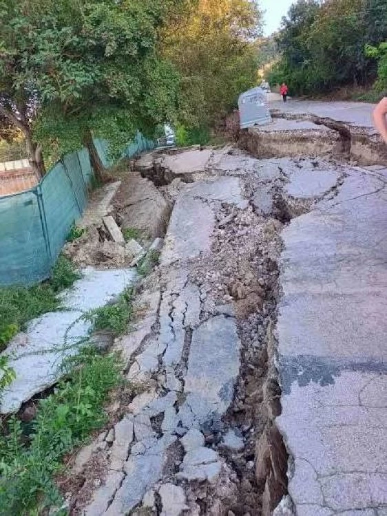 Бедственото положение във Варна: Две семейства са евакуирани, кризисен щаб решава за укрепването на свлачището