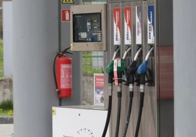 Държавата помага на 550 000 души заради поскъпването на горивата