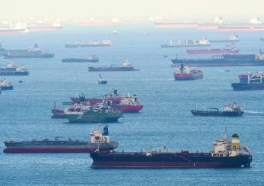 Снаряд удари товарен кораб в Ормузкия проток, има две жертви