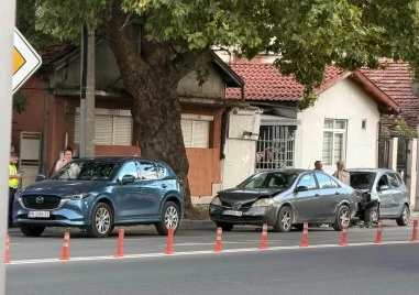 Верижна катастрофа затруднява трафика на бул. „Източен в Пловдив