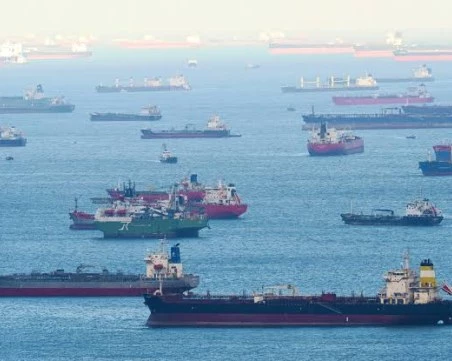 Снаряд удари товарен кораб в Ормузкия проток, има две жертви