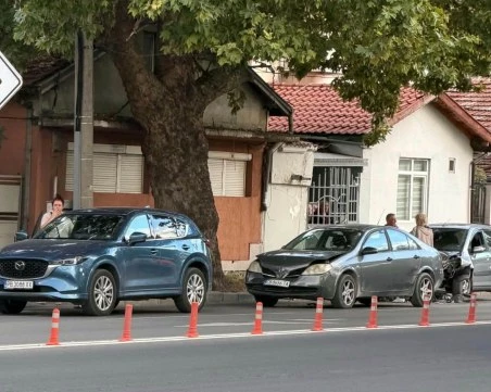Верижна катастрофа затруднява трафика на бул. „Източен