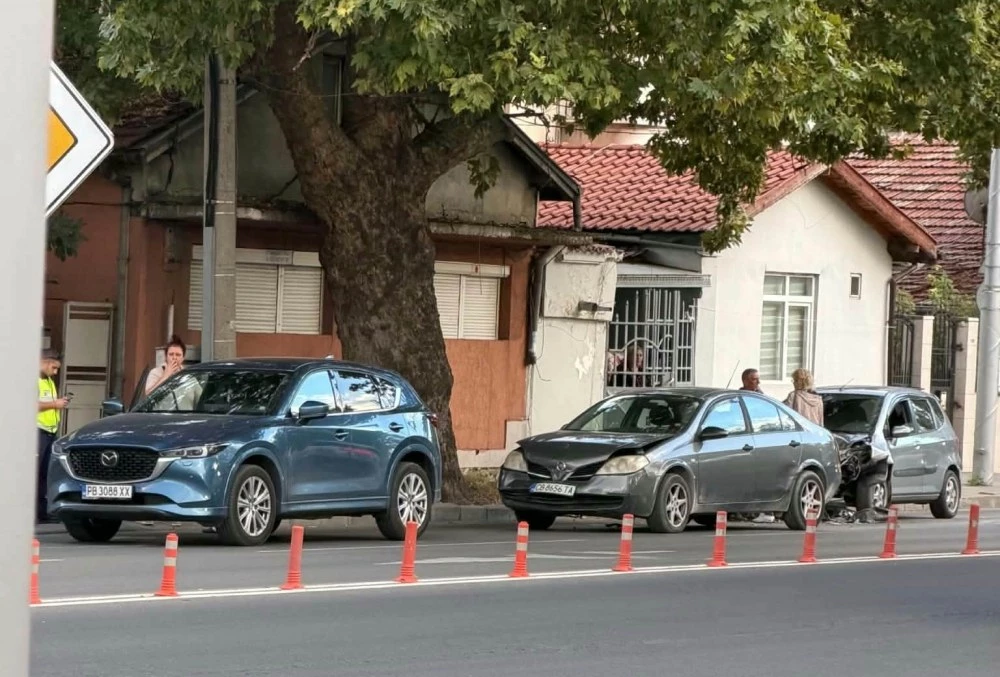 Верижна катастрофа затруднява трафика на бул. „Източен
