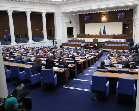 Парламентът се скара за позицията за Украйна: Йотова с обяснение, опозицията с критики