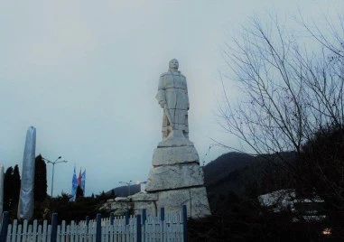 На този ден: В Радомир обявяват България за република, тръгва първата обществена железница с парен локомотив