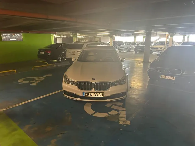 Абсурд! BMW блокира няколко инвалидни паркоместа в пловдивски мол