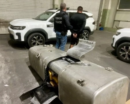 Криминално порявен тираджия е задържан при опита да прекара дрога за 2,2 млн. евро СНИМКИ