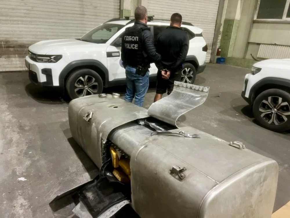 Криминално проявен тираджия е задържан при опита да прекара дрога за 2,2 млн. евро СНИМКИ