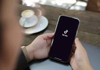 Българин си поръча маратонки за над 230 евро през TikTok, получи два пакета носни кърпи