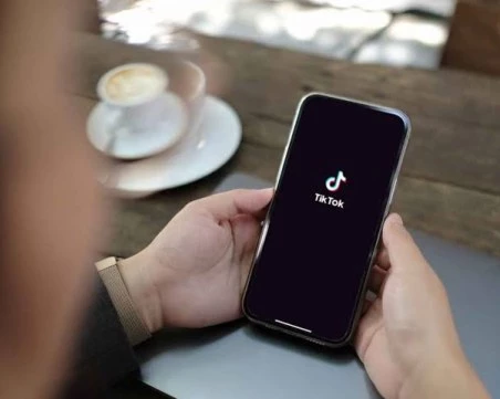 Българин си поръча маратонки за над 230 евро през TikTok, получи два пакета носни кърпи