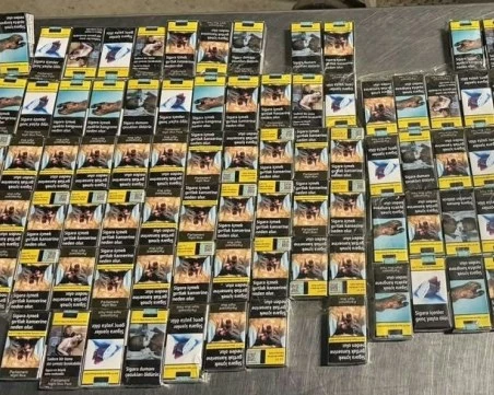 Удар: Откриха над 1800 кутии цигари, скрити в таван на автобус и куфар на пътник