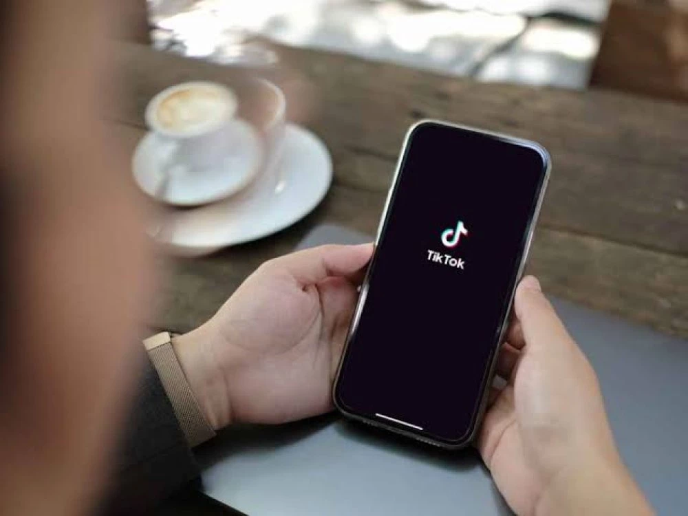Българин си поръча маратонки за над 230 евро през TikTok, получи два пакета носни кърпи