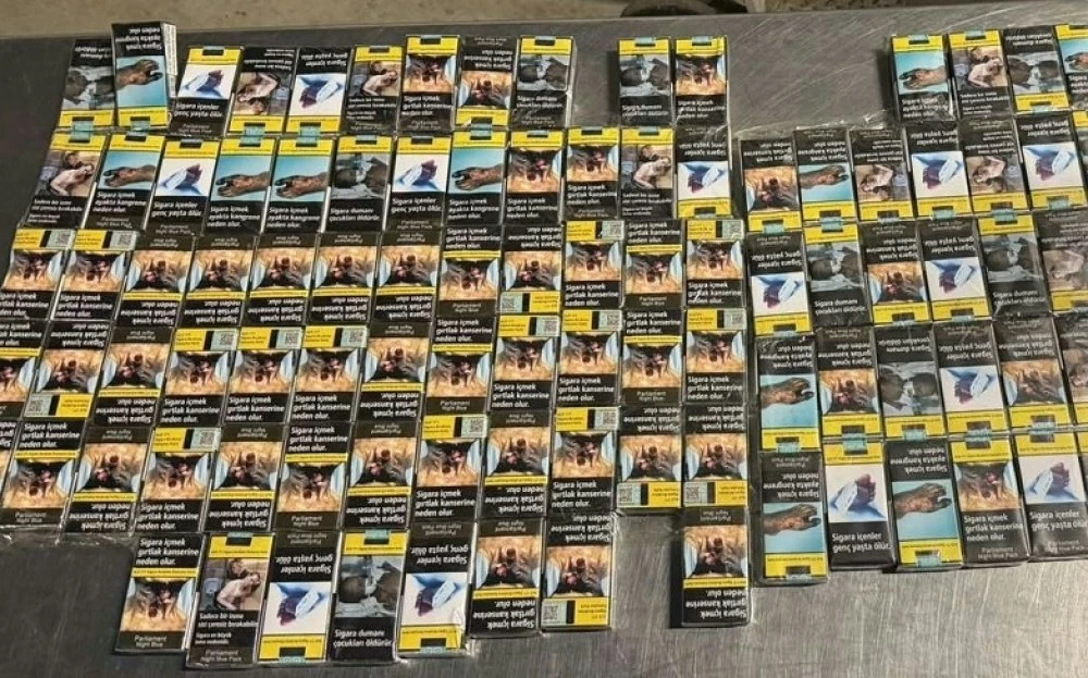 Удар: Откриха над 1800 кутии цигари, скрити в таван на автобус и куфар на пътник