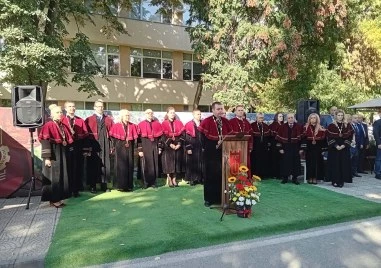 715 първокурсници прекрачиха прага на УХТ за новата академична година ВИДЕО