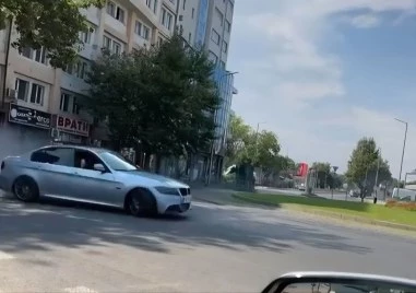 Каскади в Пловдив: БМВ дрифти на метри от преминаващите колите посред бял ден ВИДЕО