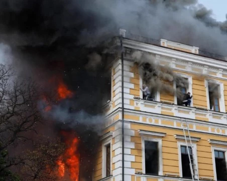 Дрон порази Националната академия на науките в Киев, има загинал