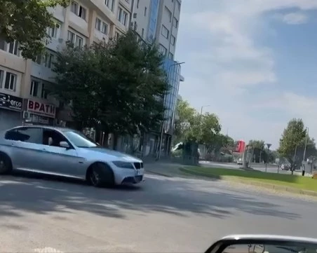 Каскади в Пловдив: БМВ дрифти на метри от преминаващите колите посред бял ден ВИДЕО