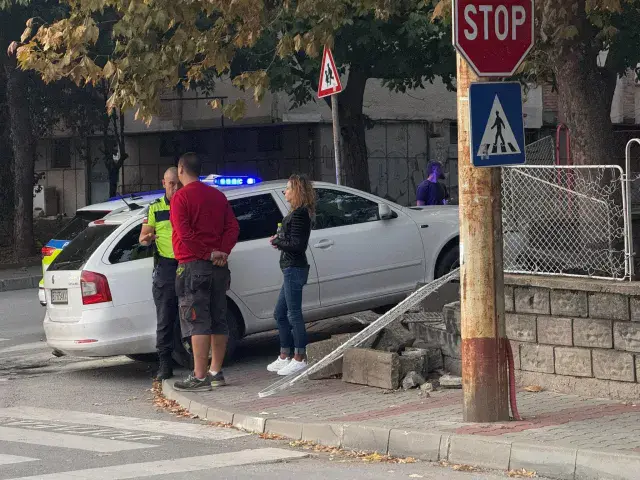 Кола се заби в ограда на детска градина във Велико Търново